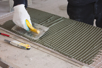 Tiler works in a new building