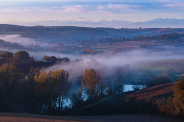 lever de soleil sur un village gascon