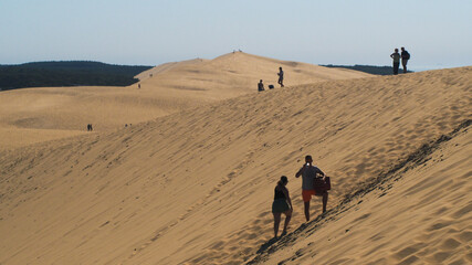 Fototapeta na wymiar Des personnes se promènent sur la Dune du Pilat, une après-midi de Septembre