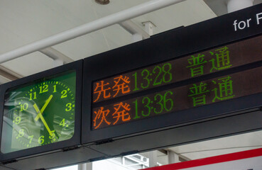 駅のホームに設置されている発車標の写真。電車。電光掲示板。