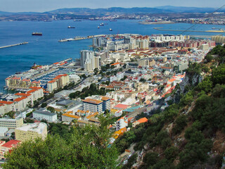 Fototapeta premium Blick auf Gibraltar Stadt vom Felsen von Gibraltar, von den Einwohnern 
