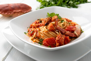 Piatto di bavette condite con deliziosa salsa di granchio, Cucina Italiana 