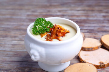 Cremige Detox Pfifferling Suppe mit frischer Petersilie