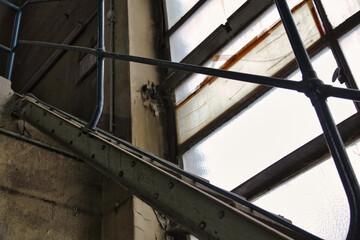 Detail einer alten Metalltreppe in einer stillgelegten Industriehalle