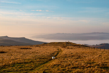 Obraz premium Sunrise over mountains with fog Location Peak District