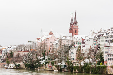 Fototapeta premium Basel, Münster, Kirche, Pfalz, Rhein, Rheinufer, Grossbasel, Altstadt, Altstadthäuser, Rheinbrücke, Winter, Schnee, Schweiz