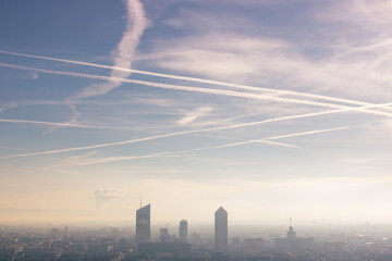 pollution atmosphérique dans une ville européenne comme Lyon en France à cause de la circulation  routière et des canicules