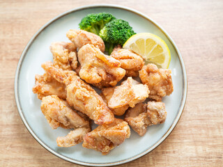 皿に盛られた唐揚げ
