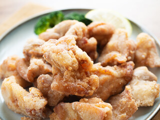 皿に盛られた唐揚げ