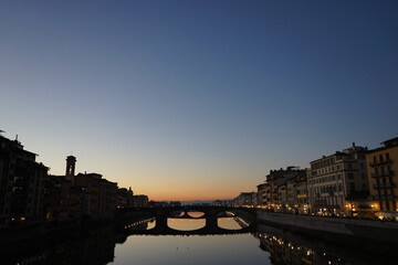Fototapeta premium View of Arno river from Bridge Ponte Vecchio aka ponte vecchio in Florence, Italy - ポンテ・ヴェッキオ ヴェッキオ橋からのアルノ川 景色 フィレンツェ イタリア