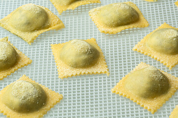 Raviolis de espinacas de pasta fresca.