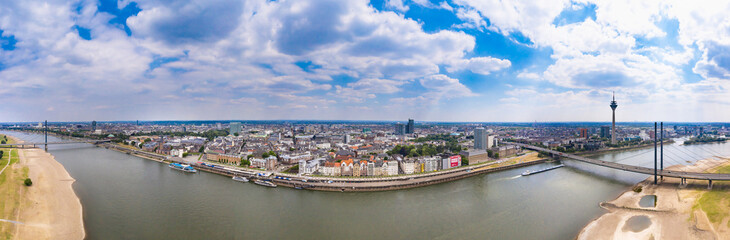 Fototapeta premium Rhein in Düsseldorf, Deutschland