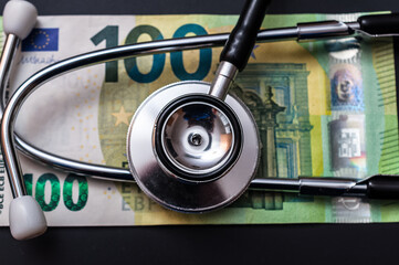 Gesundheitskosten und ein 100 Eurogeldschein