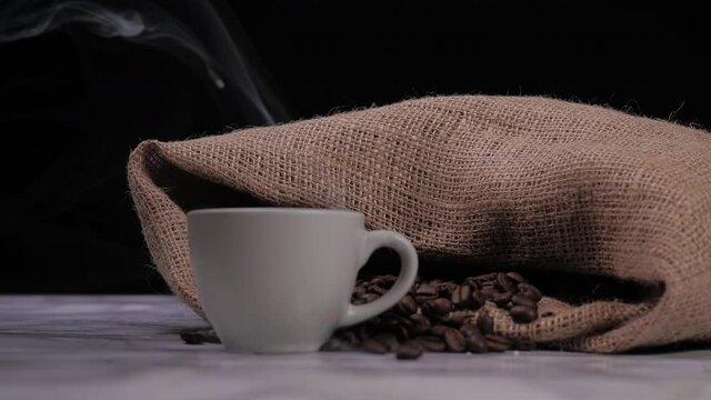 Tazzina di caff&egrave; caldo fumante