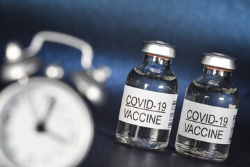 covid-19 coronavirus vaccin medicament pharmaceutique épidémie heure retard horaire