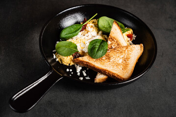 scrambled eggs with toasts and spinach