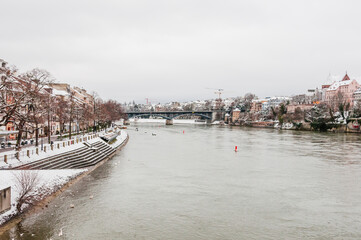 Naklejka premium Basel, Rhein, Wettsteinbrücke, Fähre, Rheinufer, Kleinbasel, Grossbasel, Altstadt, Altstadthäuser, Stadt, Winter, Schnee, Schneedecke, Schweiz