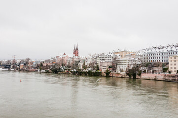 Obraz premium Basel, Münster, Kirche, Pfalz, Rhein, Rheinufer, Grossbasel, Altstadt, Altstadthäuser, Rheinbrücke, Rheinsprung, Winter, Schnee, Schweiz