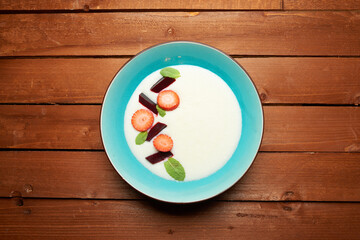 semolina porridge with strawberries and marshmallows