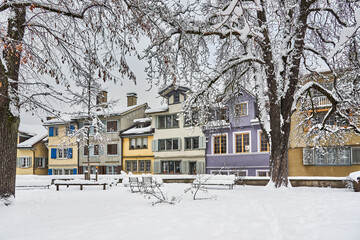 Zürich Winter 2021, Lindenhof nach heftigem Schneefall, Häuserreihe Fortunagasse