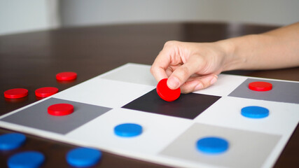 Naklejka premium people playing tic tac toe board game strategy on wooden table top selected focus