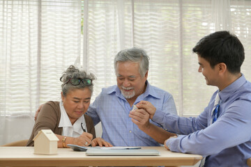 Senior couple having financial problems need discussing financial plans whit finansial advisor.