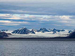 Küste am Billefjord auf Spitzbergen mit dem Gletscher Nordenskjöld Breen 
