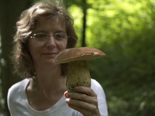 Frau mit Sommersteinpilz Fund im Wald