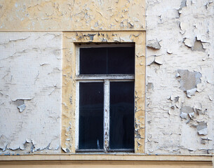 Fototapeta na wymiar Fenser eines alten Hauses mit abbröckelnder Farbe 