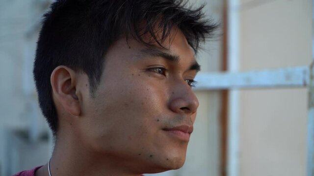 Vista de cerca de joven serio y pensativo mirando el horizonte