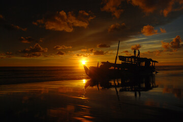 Romantyczny zachód słońca na plaży z wrakiem statku
