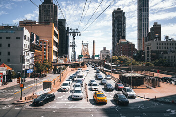 verkeer in de stad New York auto& 39 s taxi brug hemel