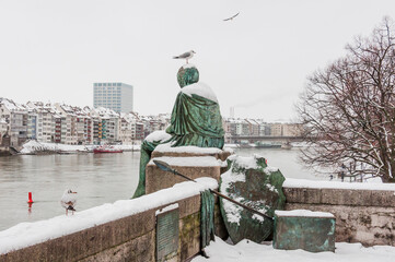 Fototapeta premium Basel, Helvetia, Rheinbrücke, Rhein, Rheinufer, Kleinbasel, Grossbasel, Altstadt, Brücke, Brückenkopf, Stadt, Basel-Stadt, Winter, Schnee, Schneedecke, Vogel, Schweiz