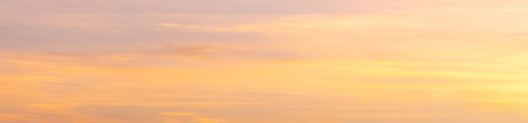 Obraz premium Panorama of the evening sky with blurred clouds