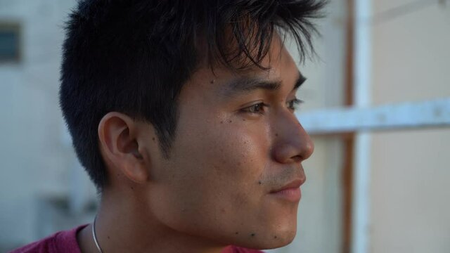 Vista de cerca de joven pensativo mirando el horizonte