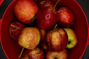 red apples