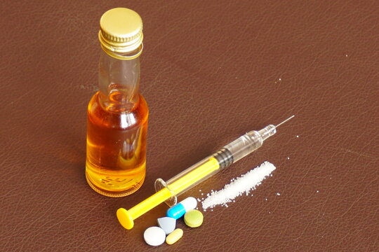 Lekarstwa, strzykawki, narkotyki, ampułki, alkohol, covid-19, coronawirus
