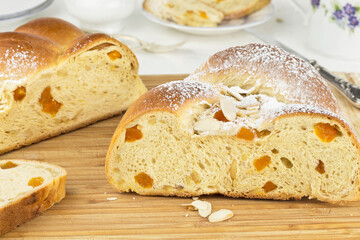 Prepare yeast plait with apricots and almonds picture 14