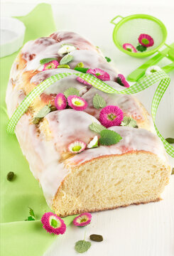 Yeast plait with icing and daisies in light green decoration picture 01