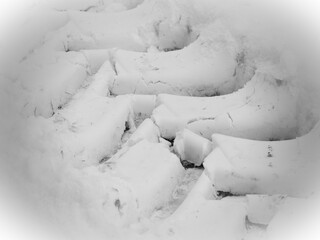 Reifen eines Traktors wühlt sich durch den Schnee