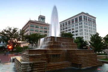 fountain in the center of the city - obrazy, fototapety, plakaty