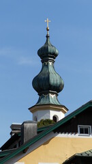 Kirchturm und Hausgiebel in St. Gilgen am Wolfgangsee, Salzkammergut, &Ouml;sterreich
