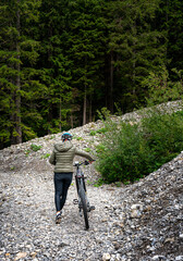 Bikerin am Berghang