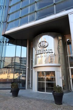 Porte d'entr&eacute;e et enseigne de l&rsquo;h&ocirc;tel d&rsquo;affaires de luxe Hilton de Paris La D&eacute;fense &ndash; janvier 2021 (France)