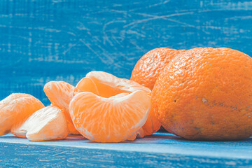 Naturaleza muerta de mandarinas sobre fondo azul