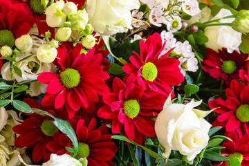 Detailaufnahme eines bunten Blumenstraußes mit Rosen und Gerbera