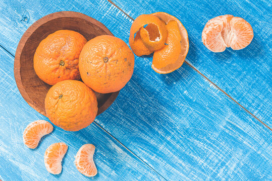 Naturaleza muerta de mandarinas sobre fondo azul