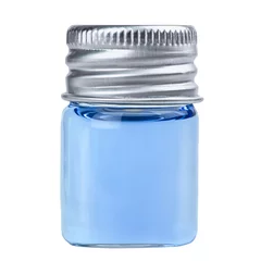 Foto op Canvas Glazen apotheek fles met blauwe vloeistof geïsoleerd op een witte achtergrond. © Albert Ziganshin