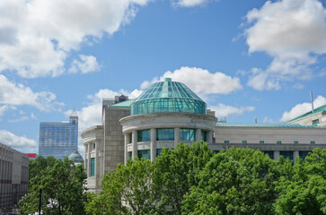 Obraz premium Raleigh NC skyline with the Museum of Natural Sciences glass dome in the foreground