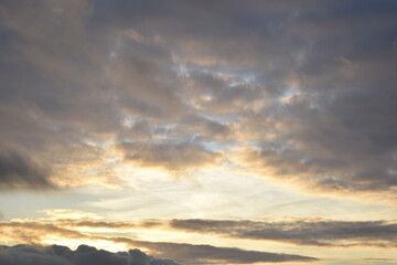 Naklejka na ściany i meble Nubes en un atardecer precioso, #nubes, #sol, #paisaje
